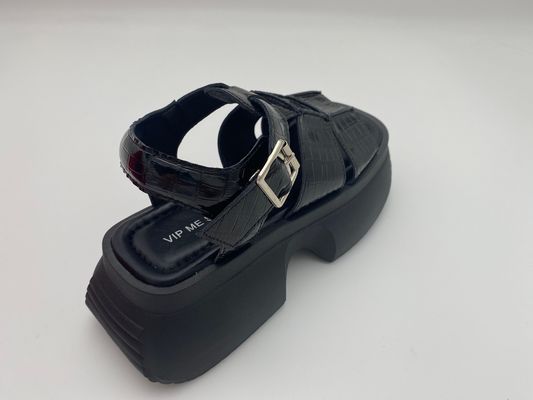 女性の夏 黒い厚底のサンダル 金属のボタンが付いた 真皮の夏